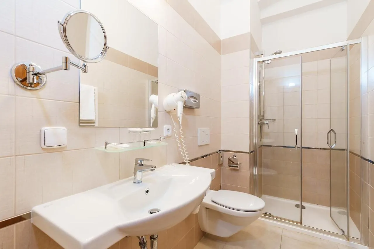 Spa Hotel Anglicky Dvur 카를로비바리 4*,